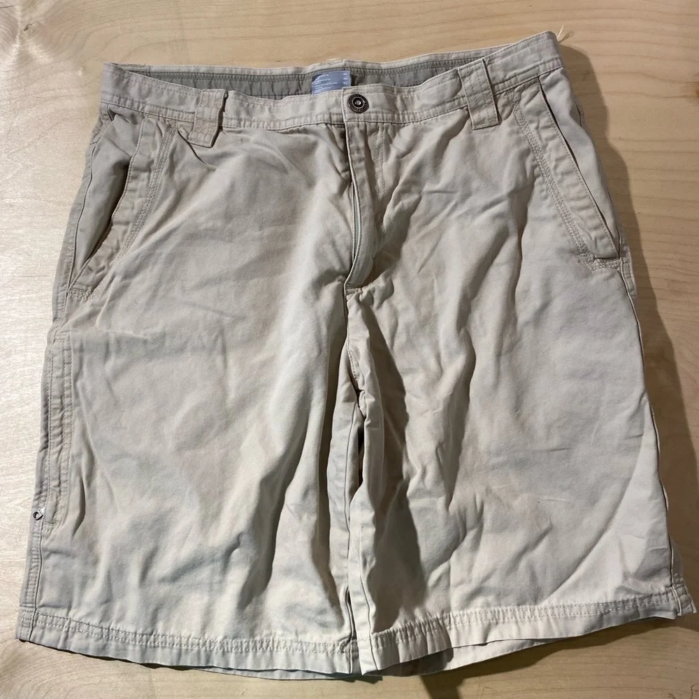 Columbia Omi-Shield Men's Tan Shorts size 36 x 11 (LU)